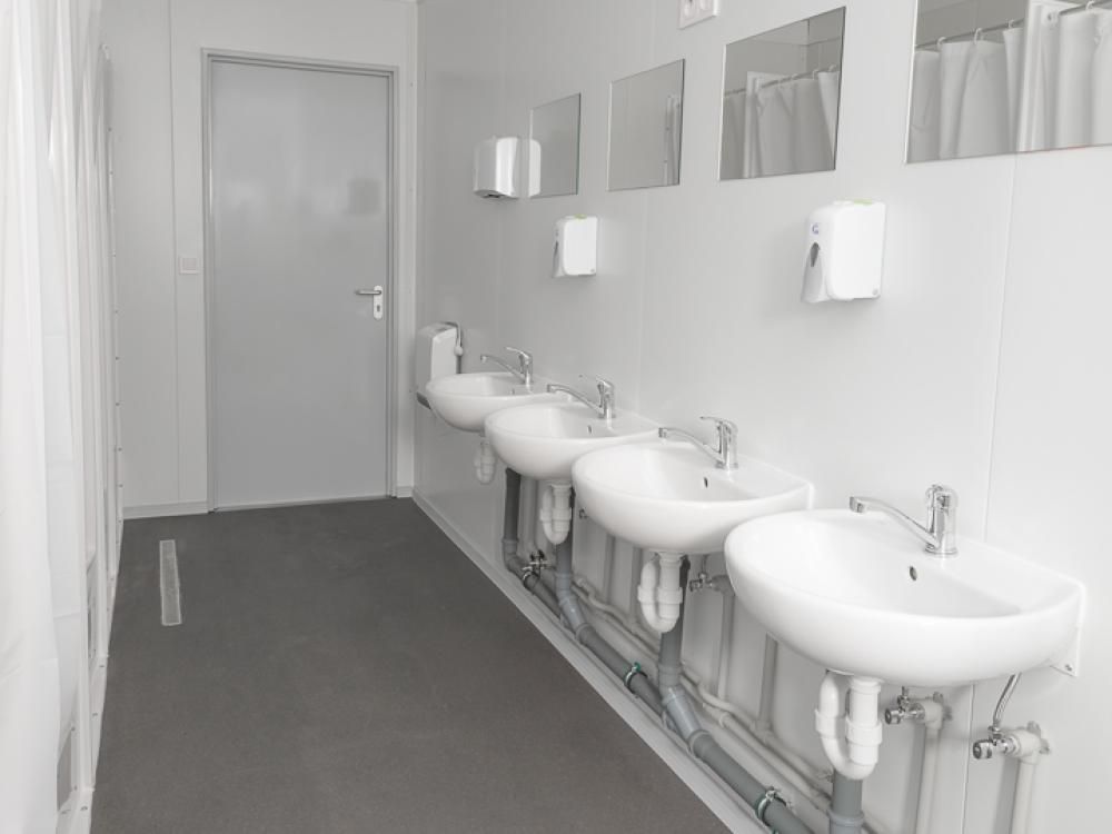 Innenansicht WC Kabine Waschbecken