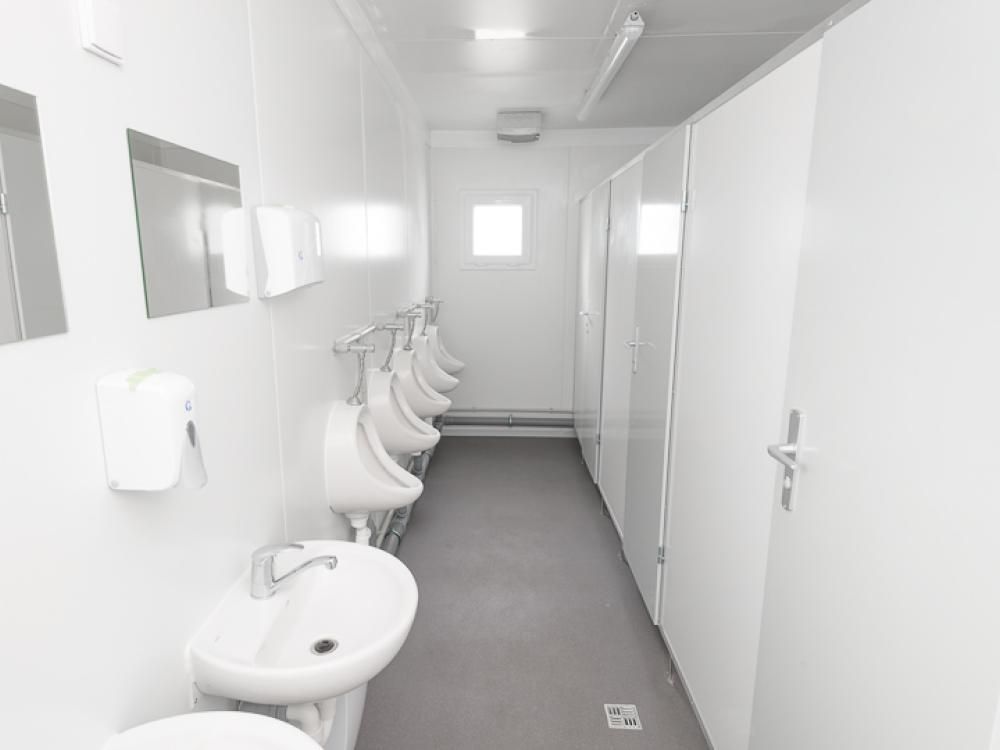 Innenansicht WC Kabine Waschbecken und Uri
