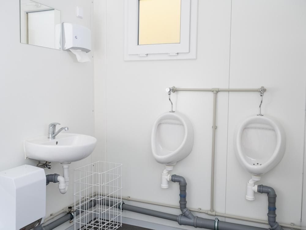 Innenansicht WC Kabine Uri und Waschbecken