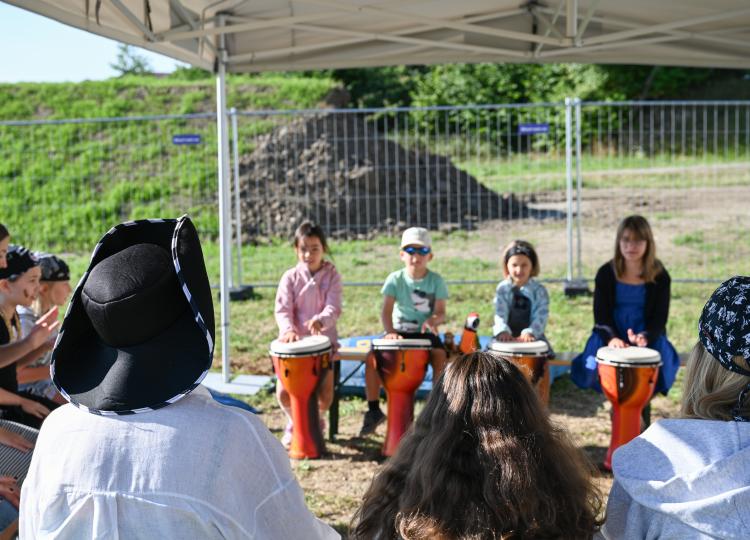 Kinder bei Musikworkshop an Trommeln